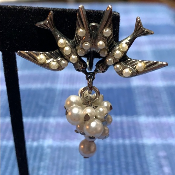 Vintage Avon swallow birds with pearl dangle accent clip on earrings - Picture 6 of 15